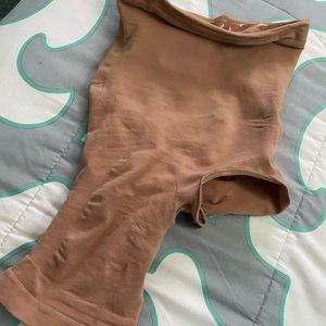 SKIMS Solution Short #1 (left leg cut-out)